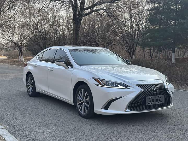 Фото 3 - Lexus ES