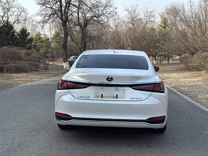 Фото 6 - Lexus ES