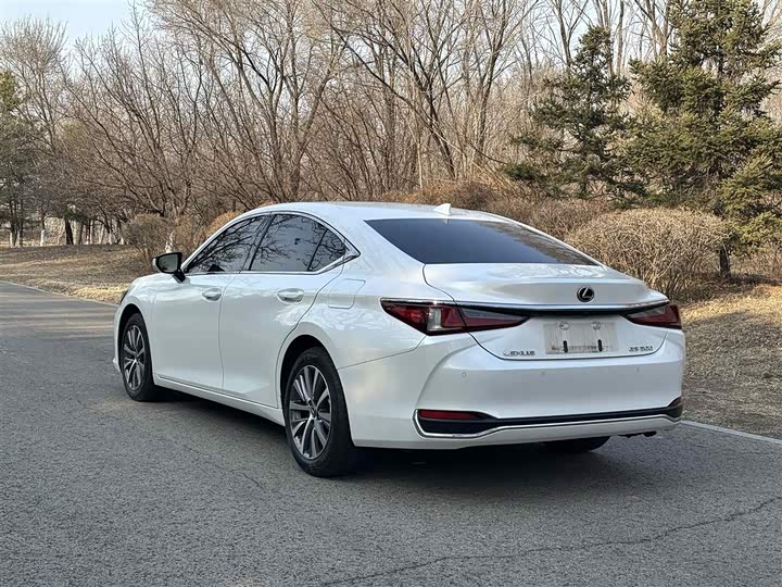 Фото 7 - Lexus ES