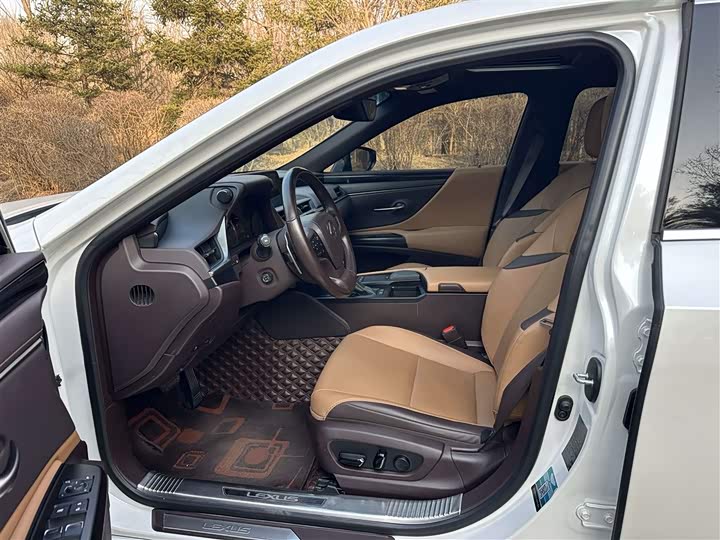 Фото 9 - Lexus ES