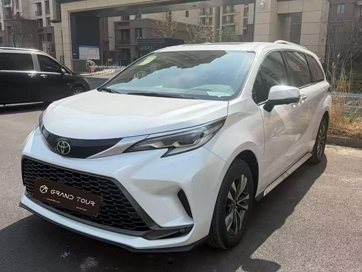 Photo 1 - Toyota Granvia