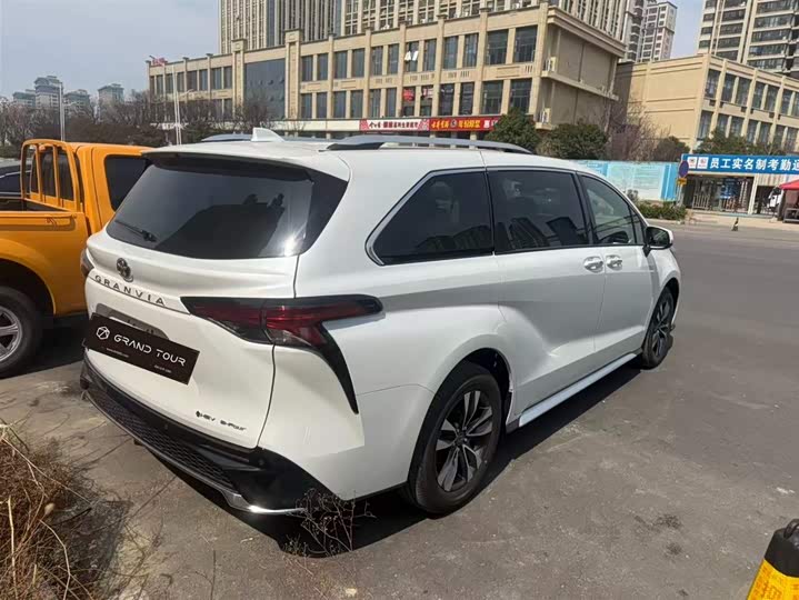 Photo 3 - Toyota Granvia