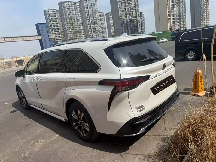 Photo 4 - Toyota Granvia