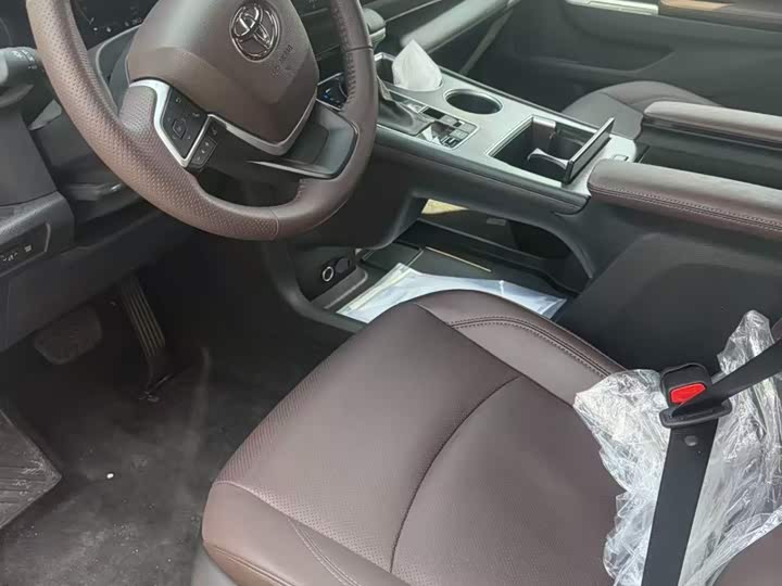 Photo 5 - Toyota Granvia