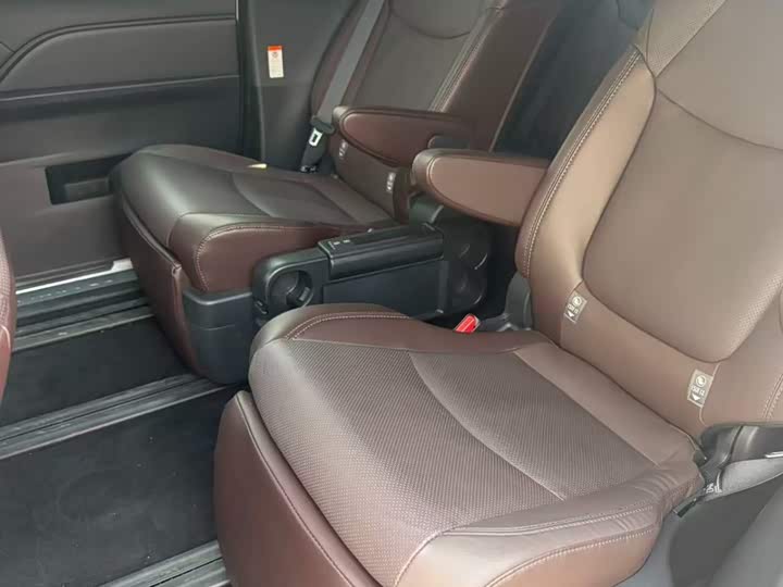 Photo 6 - Toyota Granvia