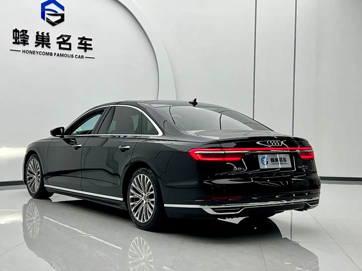 Фото 4 - Audi A8