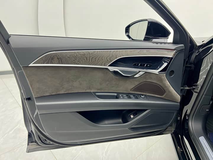 Фото 9 - Audi A8