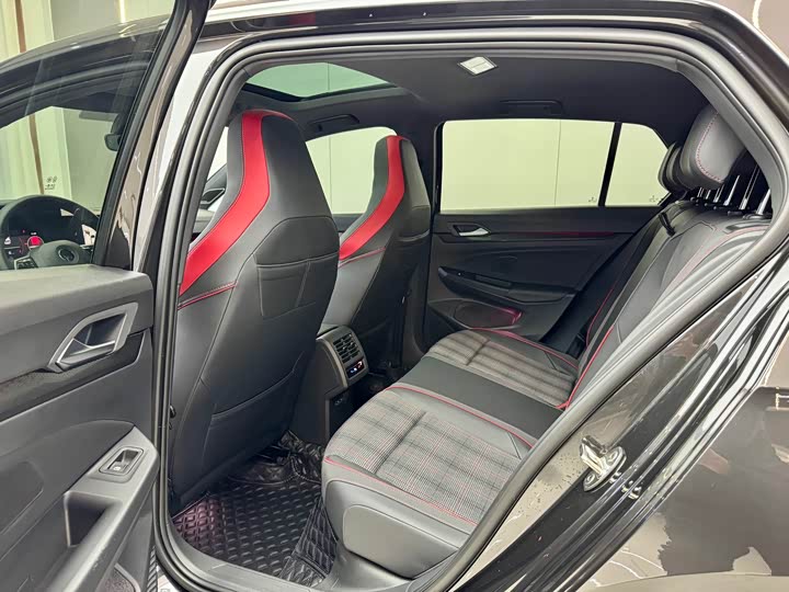 Фото 5 - Volkswagen Golf GTI