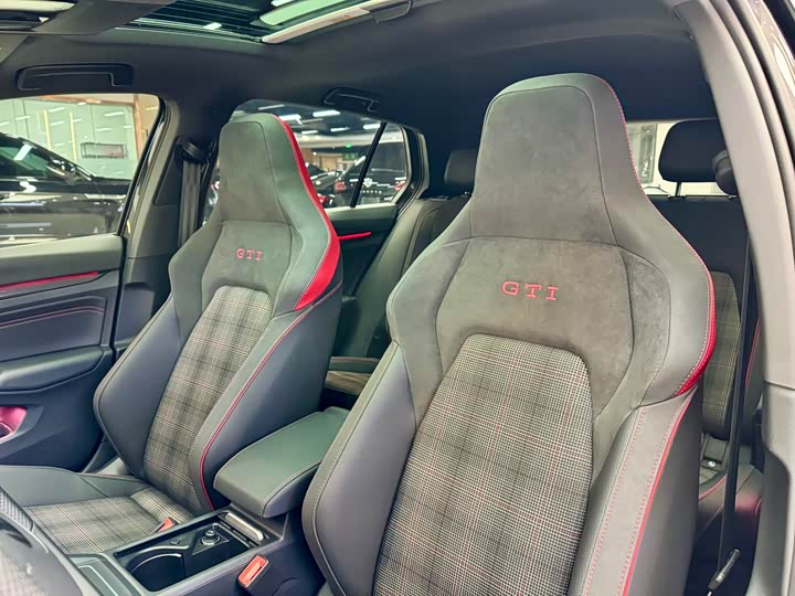 Фото 7 - Volkswagen Golf GTI