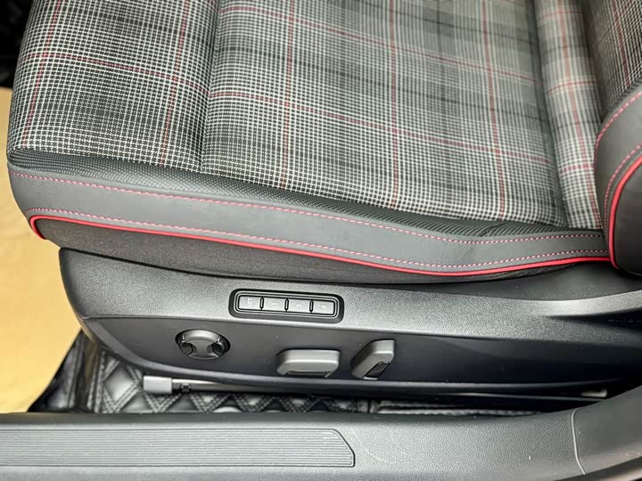 Фото 8 - Volkswagen Golf GTI