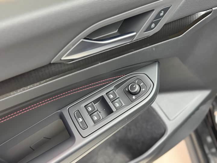 Фото 9 - Volkswagen Golf GTI