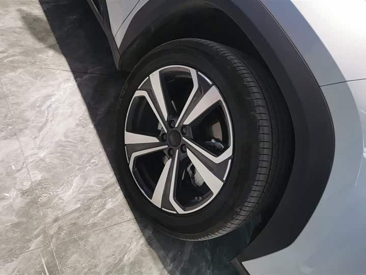 Фото 6 - Geely Atlas L