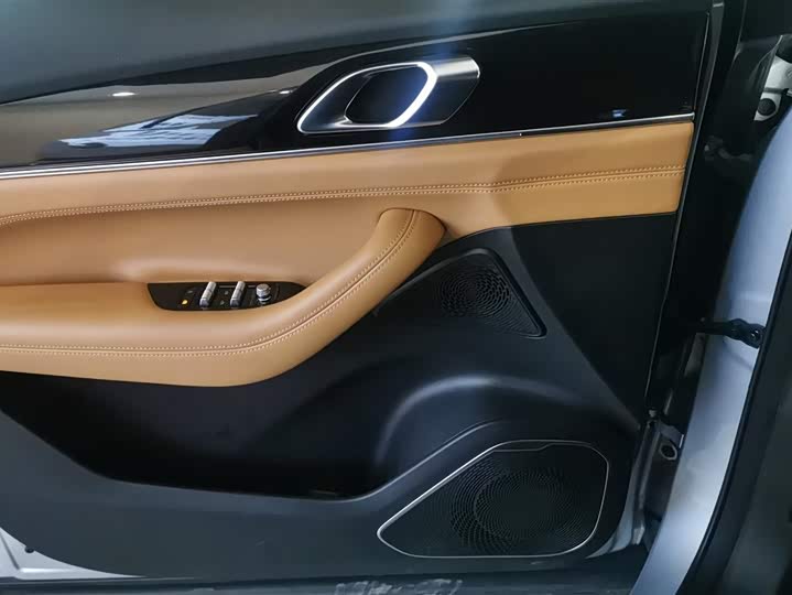 Фото 7 - Geely Atlas L