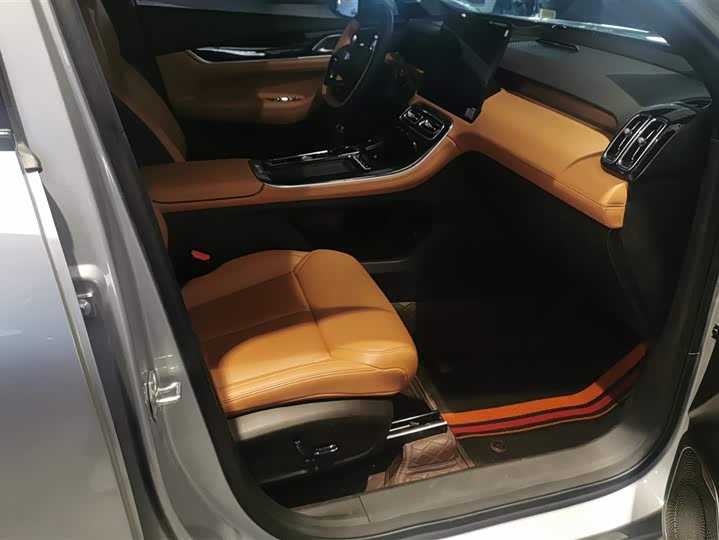 Фото 8 - Geely Atlas L