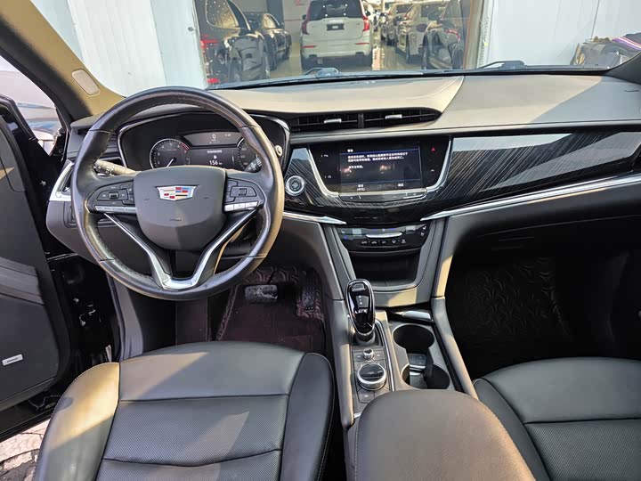 Photo 8 - Cadillac XT6