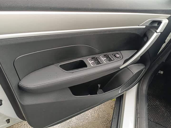 Фото 7 - Geely Coolray