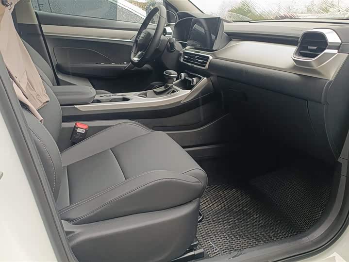 Фото 8 - Geely Coolray