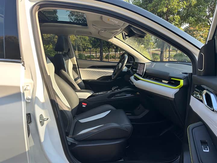 Фото 9 - Geely Coolray