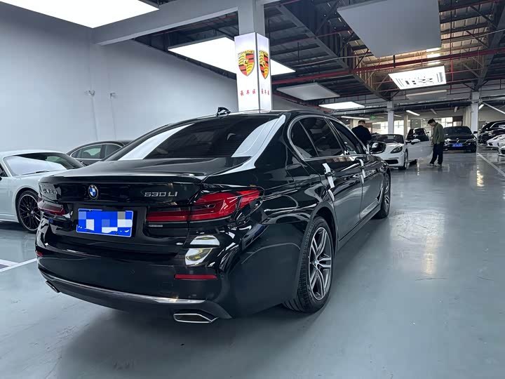 Photo 4 - BMW 5 Series