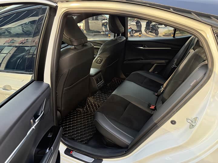 Photo 9 - Toyota Camry