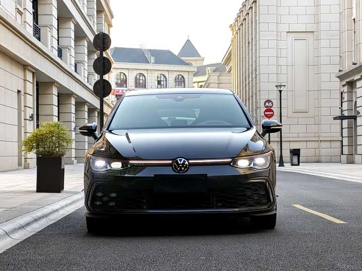 Фото 2 - Volkswagen Golf GTI