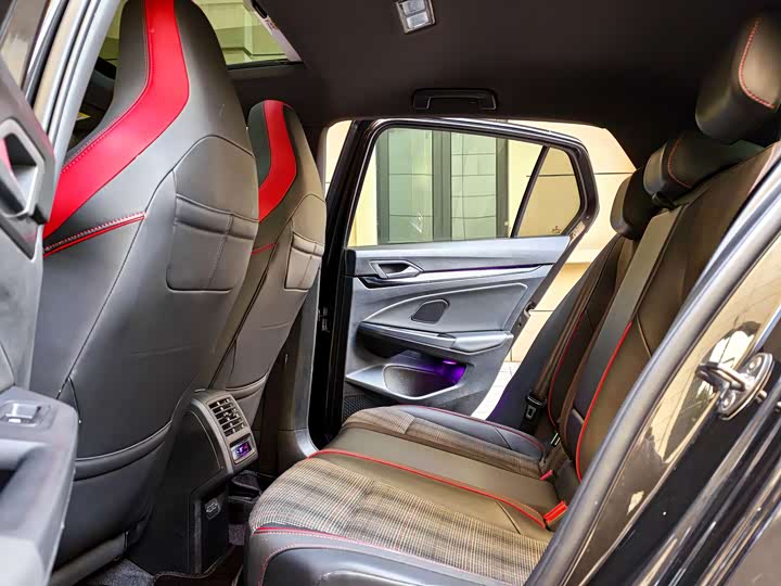 Фото 8 - Volkswagen Golf GTI