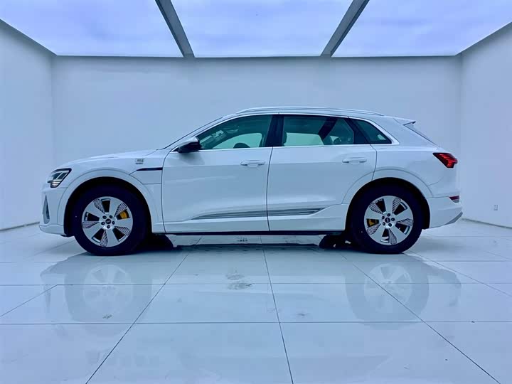 Фото 3 - Audi e-tron