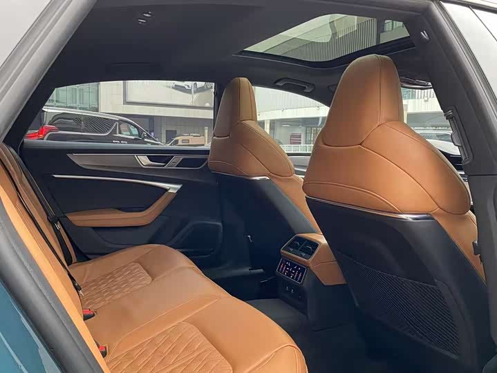 Фото 7 - Audi A7L