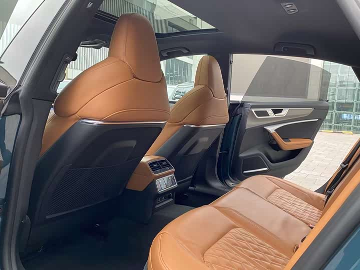 Фото 8 - Audi A7L