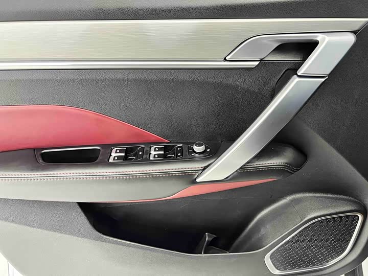 Фото 8 - Geely Coolray