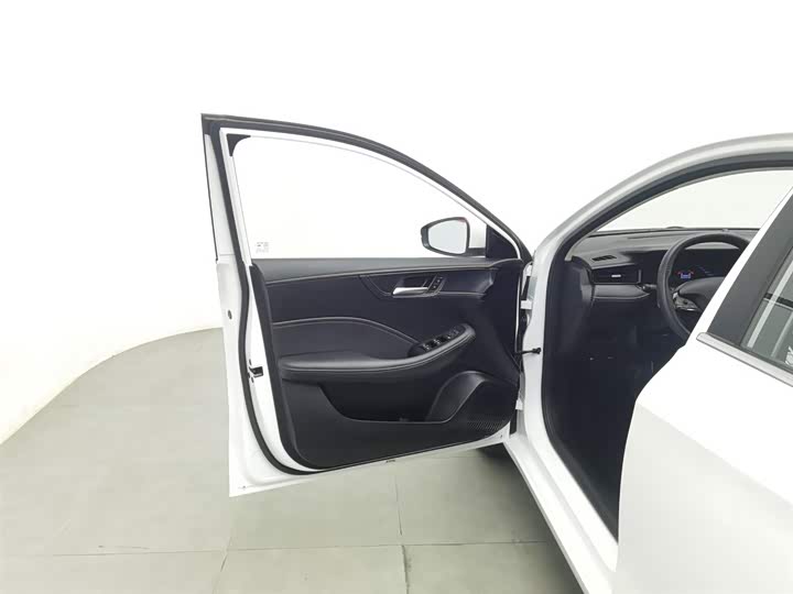 Фото 8 - Roewe i5