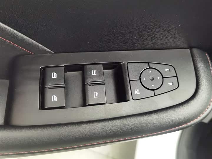 Фото 9 - Roewe i5