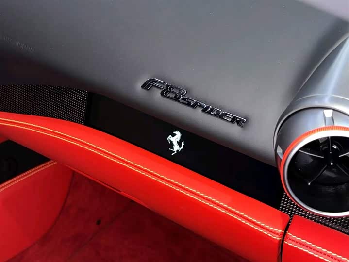 Photo 8 - Ferrari F8