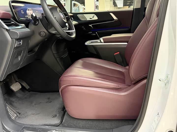 Photo 5 - Buick GL8 Century