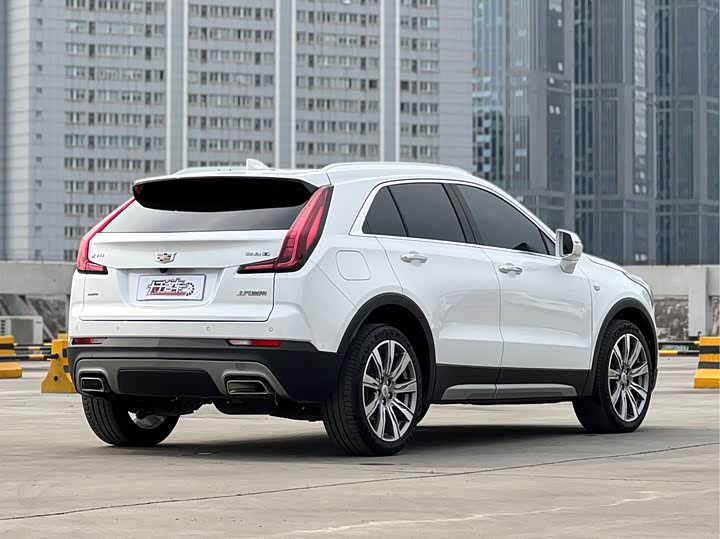 Photo 5 - Cadillac XT4