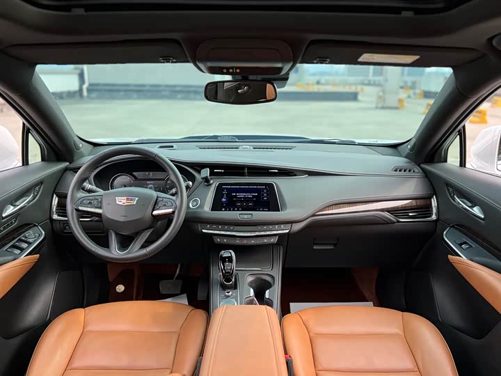 Photo 8 - Cadillac XT4