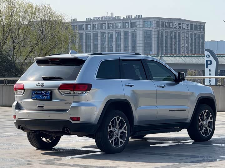 Фото 7 - Jeep Grand Cherokee