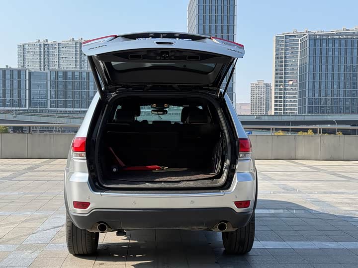 Фото 8 - Jeep Grand Cherokee