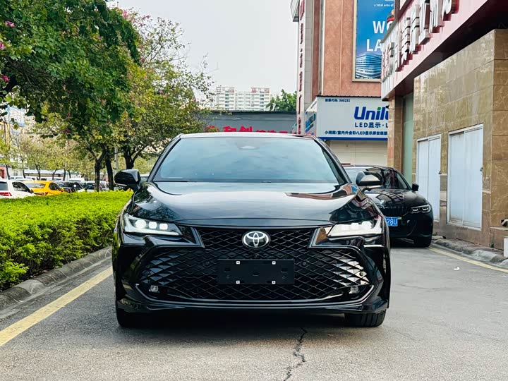 Photo 2 - Toyota Avalon