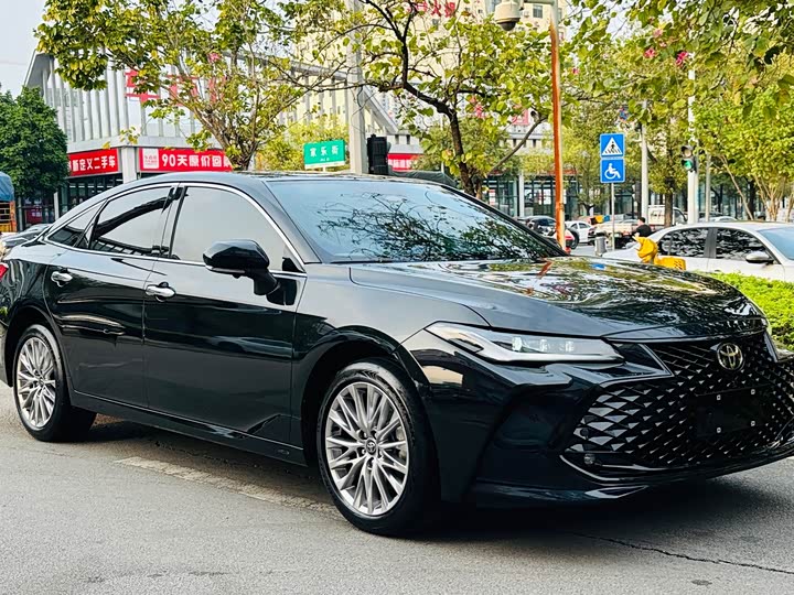 Photo 3 - Toyota Avalon