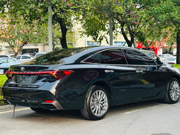 Photo 4 - Toyota Avalon