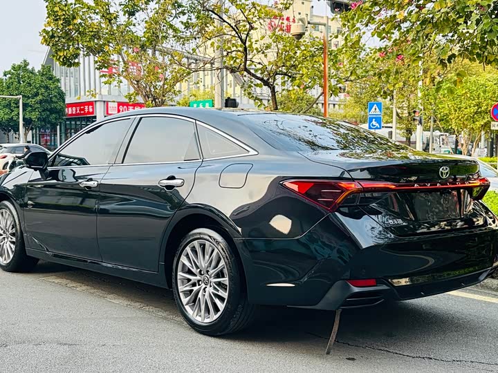 Photo 9 - Toyota Avalon