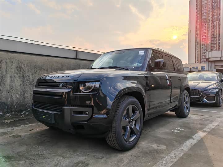 Photo 1 - Land Rover Defender