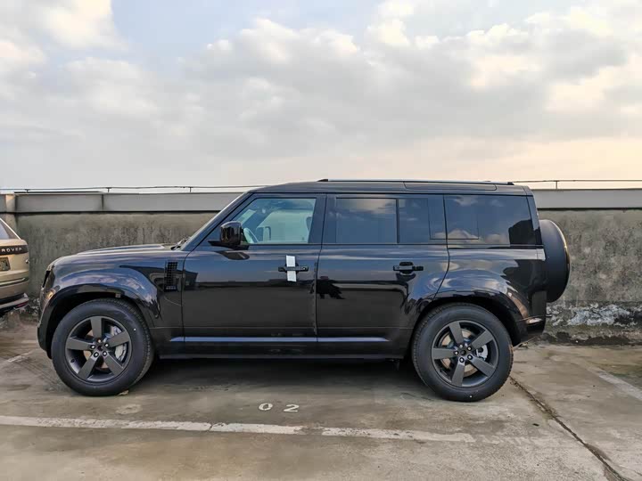 Photo 2 - Land Rover Defender