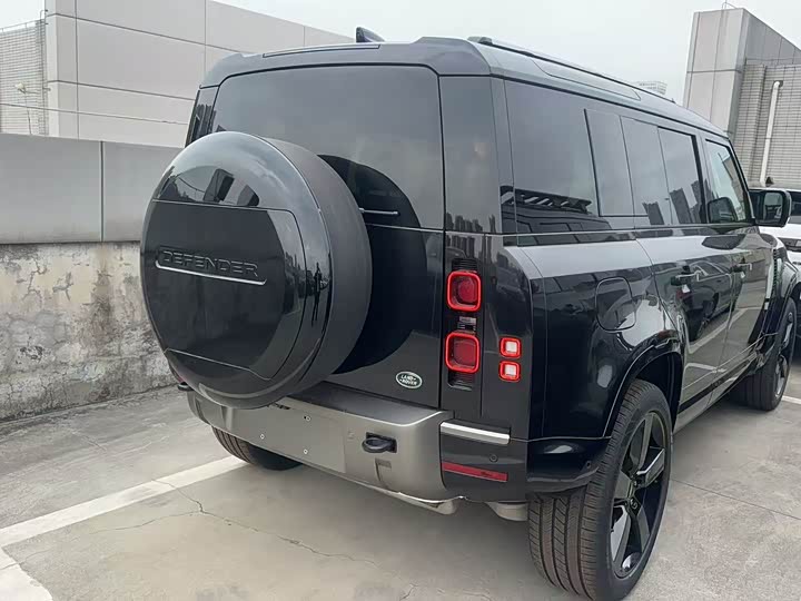 Photo 8 - Land Rover Defender