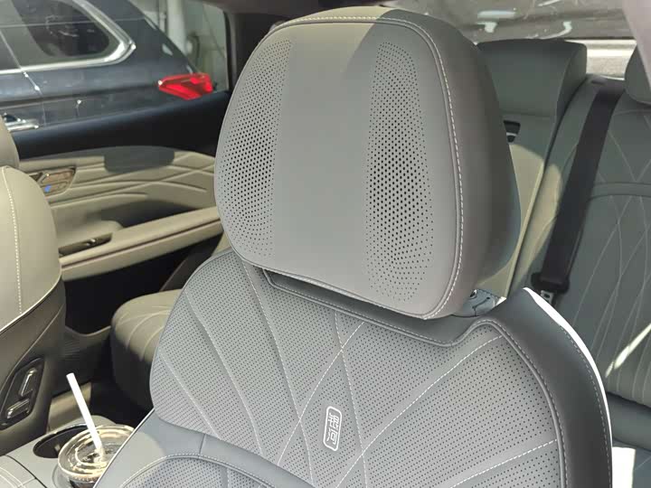 Фото 9 - Geely Galaxy E8