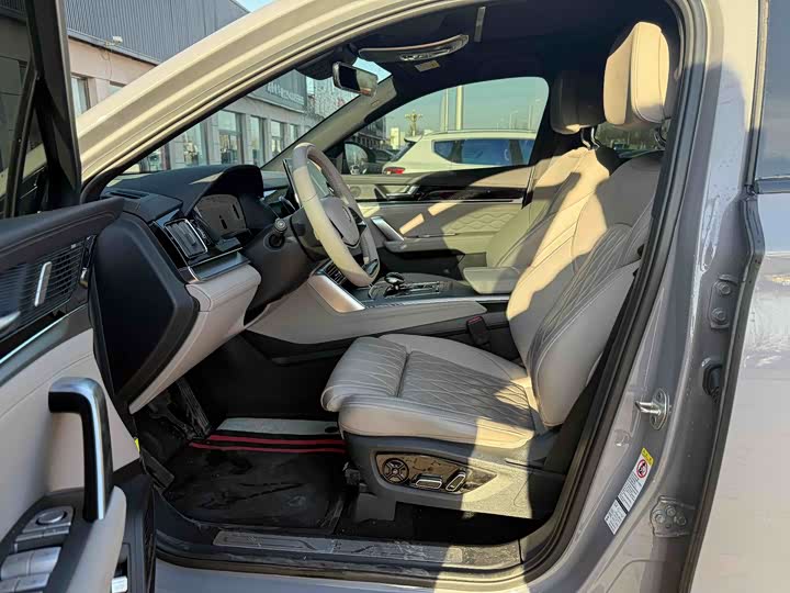 Photo 5 - BYD Tang Hybrid/EV