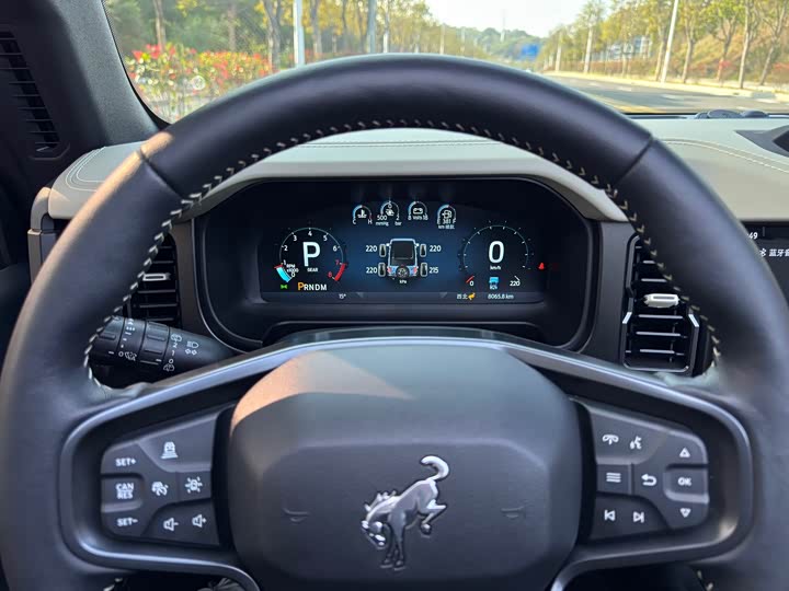 Photo 4 - Ford Bronco