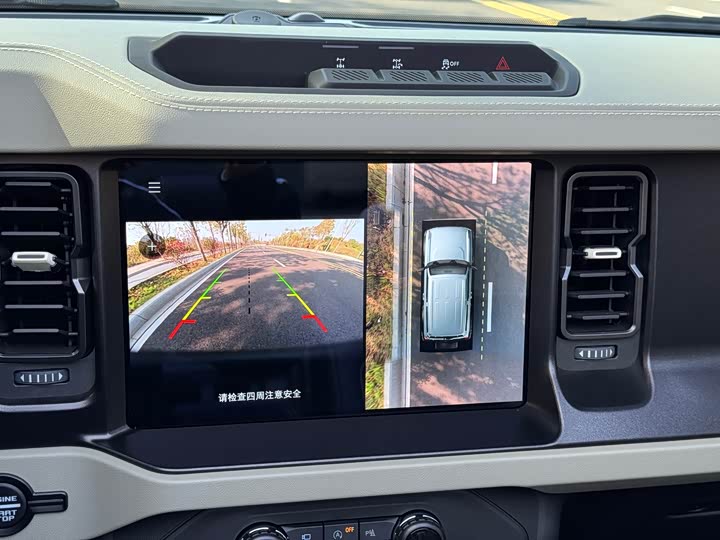 Photo 5 - Ford Bronco