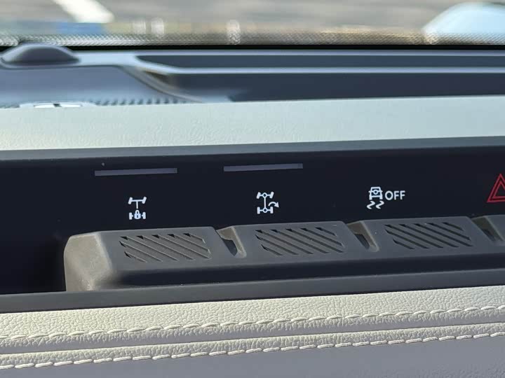 Photo 6 - Ford Bronco